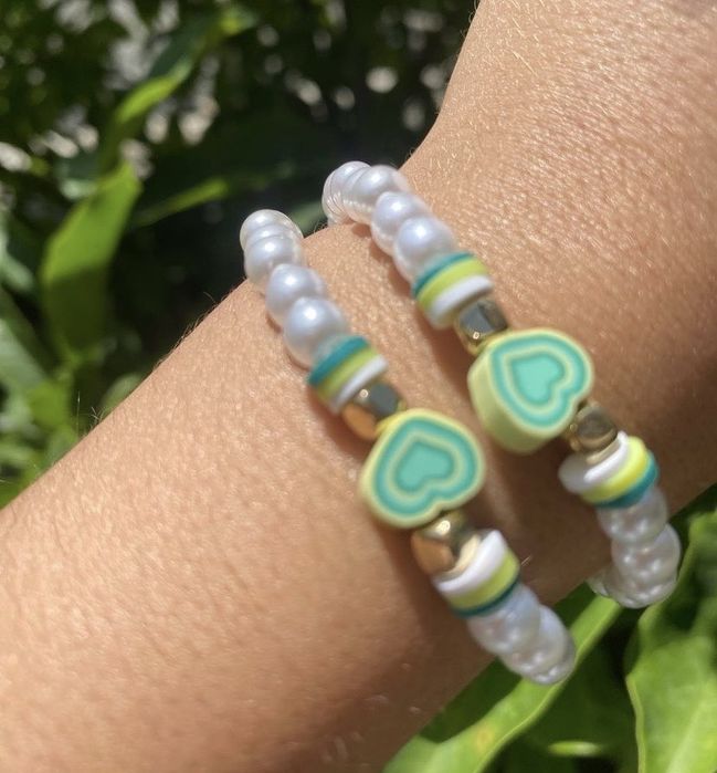 Гривни ръчно направени