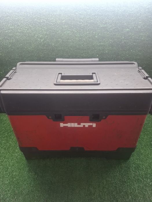 Голям куфар на Hilti с допълнителен етаж и дръжка с колела