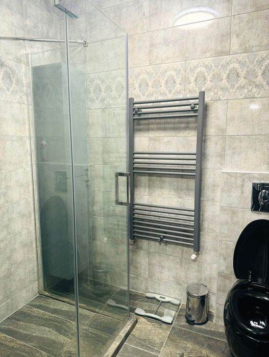 Închiriez apartament DE LUX cu 3 dormitoare+living și bucătărie, 2 bai, balcon, parcare, mobilat , utilat
