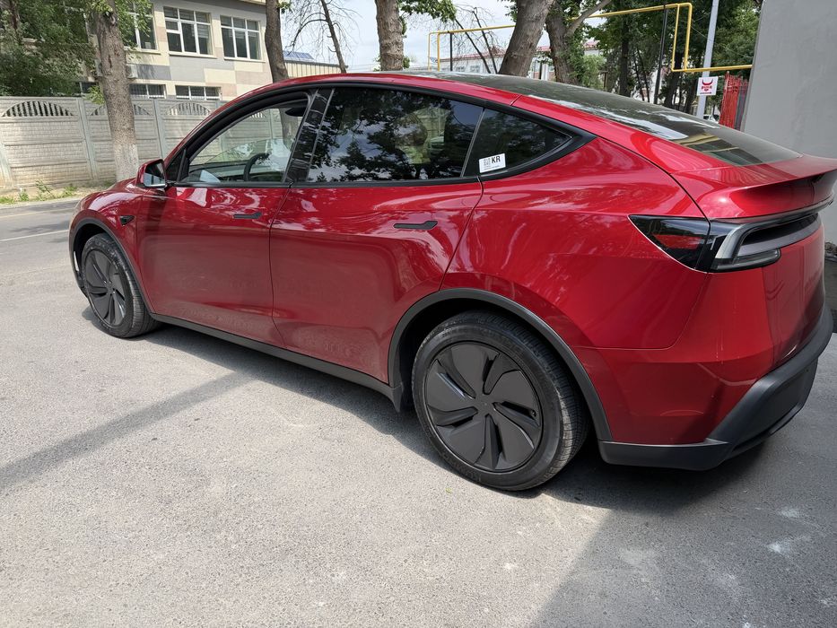 Tesla Model Y 2025 — 3