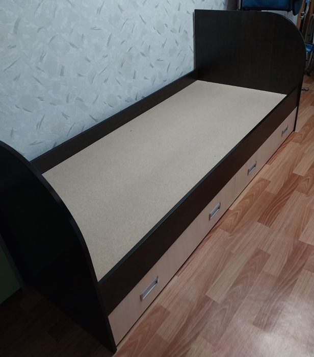 Новая кровать с выдвижными ящиками.