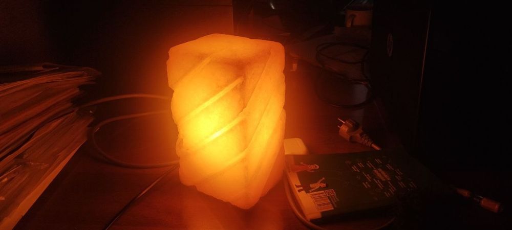 Kon tuzidan yasalgan davolovchi lampa