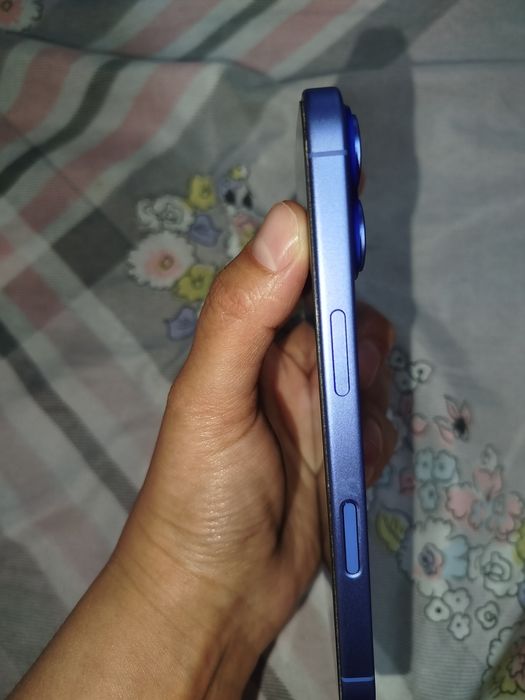 iPhone 16 почти новый, срочно