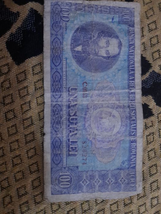 Vand bani vechi pentru cine vrea sa colectioneze .