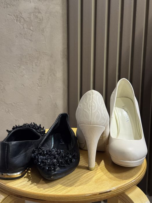 Продам 2 пары туфель - 34-35 размер