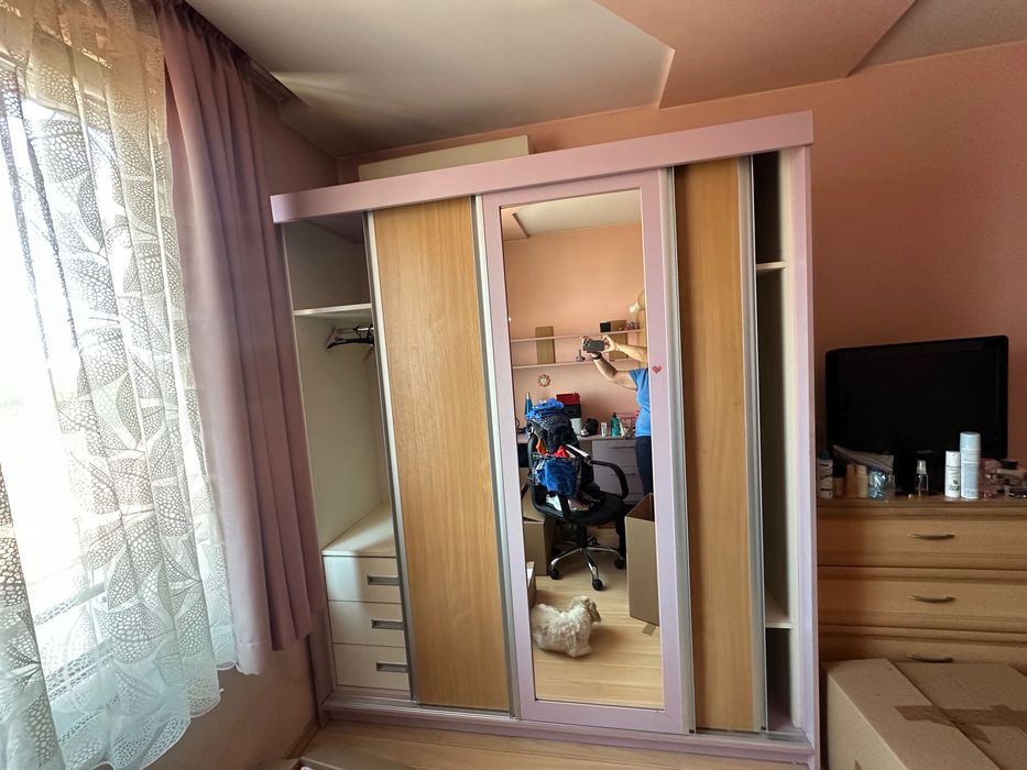 Продава трикрилен гардероб, спалня и бюро.