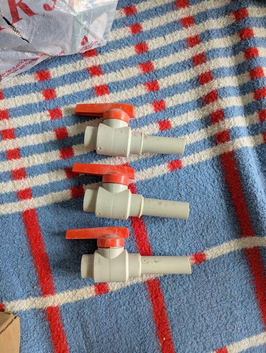 Кран шаровой пластиковый 20 диаметр, цена за 3 штуки