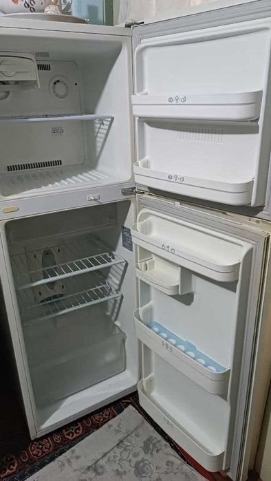 Продается 2-х камерный холодильник LG no frost.