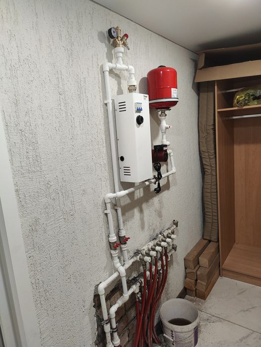 Сантехник, электрик.