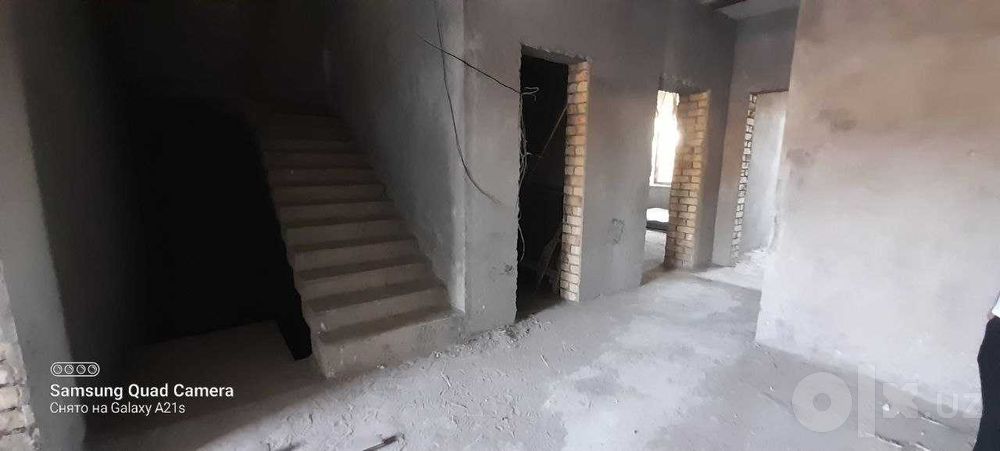 Olmazor tumani Chimboyda 2 sotil 3 qavatli korobka uy sotiladi.