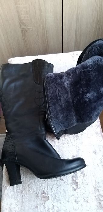 Продам дёшево зимние сапоги.