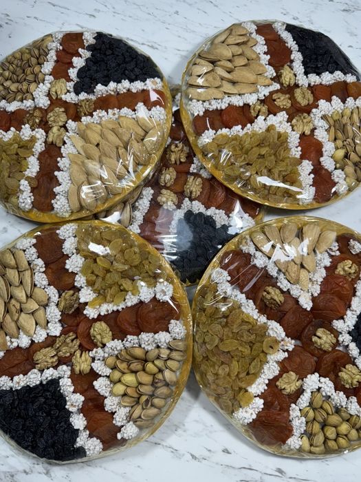 Подарочный набор из сухофруктов и орехов quruq meva yong'oq savat sovg