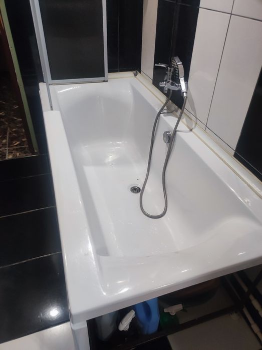 Vând cada  baie cu suport metalic