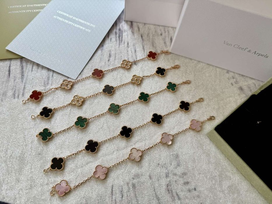 Van Cleef & Arpels Гривни много цветове + кутия , сертификат , карта