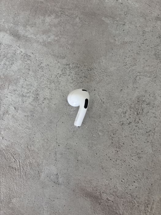 Левое ухо Airpods 3