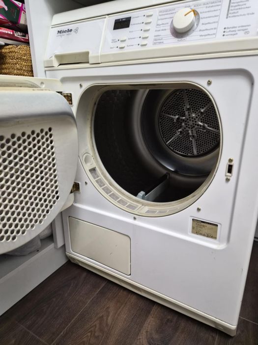 Продавам сушилня Miele Softtronic T4423 C.