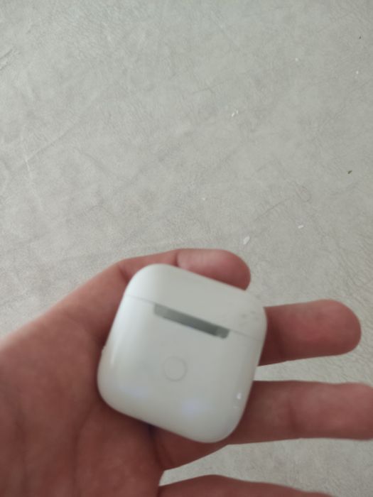 Apple AirPods хз какой модель 50.000 сум