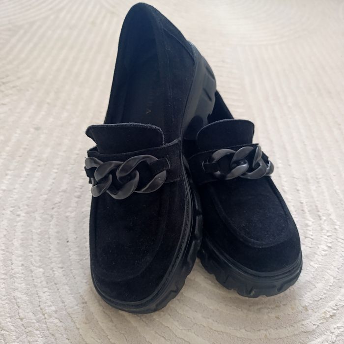 Замшевые лоферы;