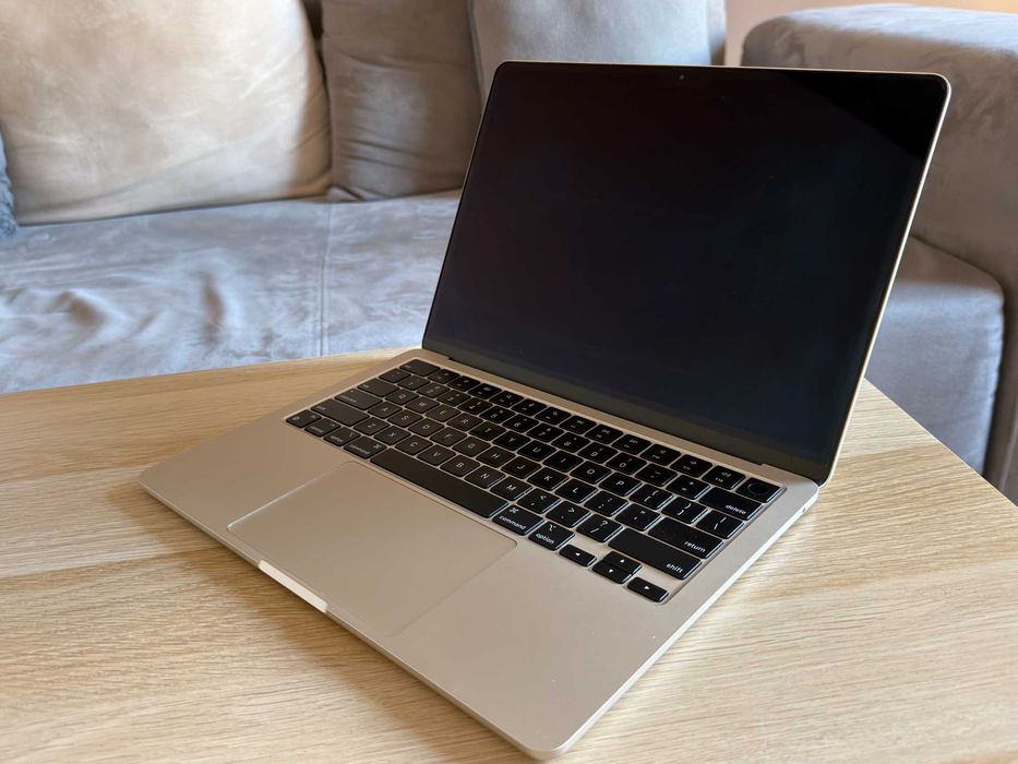 MacBook Air M2 13.6" / 16GB / 512GB – перфектно състояние (Starlight)