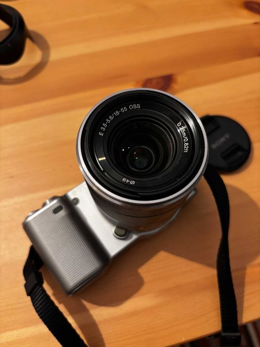 Kit Sony NEX-5 + obiectiv Sony SEL 1855 OSS + obiectiv Sony SEL 16F28 + accesorii cadou