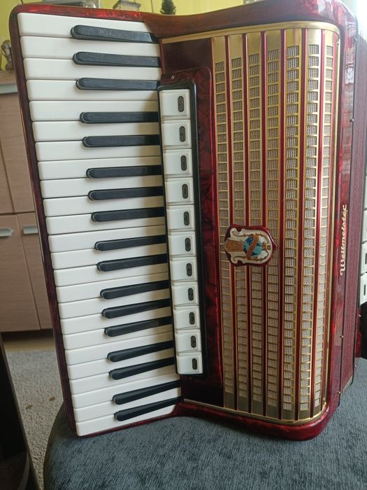 Акордеон Weltmeister, нов, 120 баса