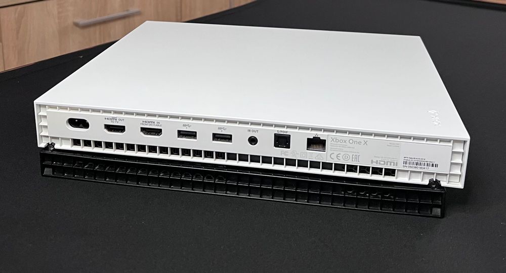 Xbox One X varianta albă