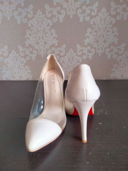 Продам две пары туфиль