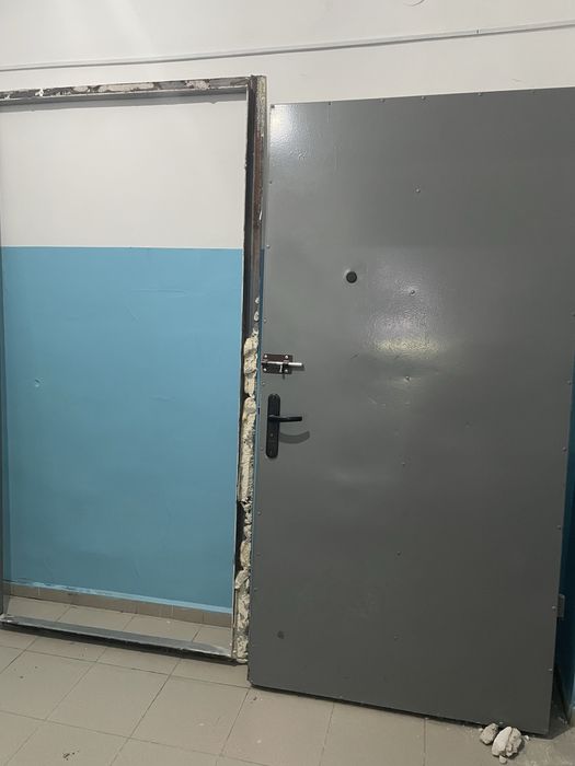 Железная серая дверь.