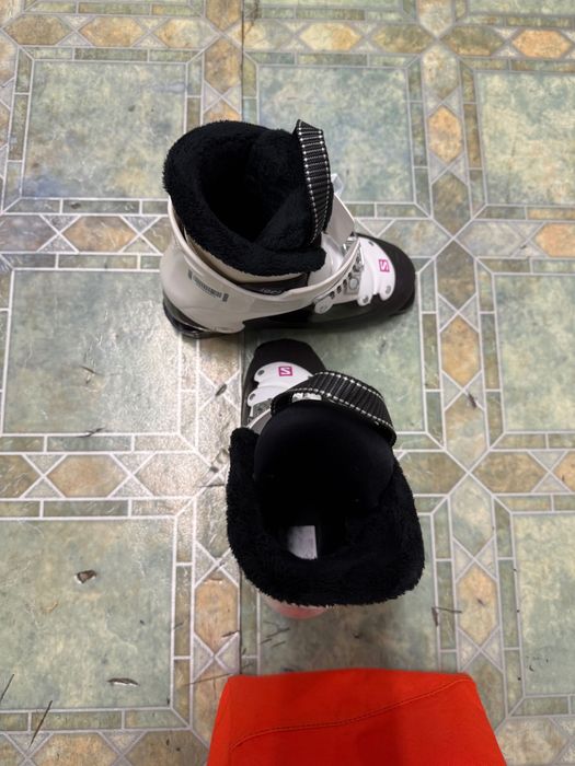 Продам детские лыжные ботинки Salomon