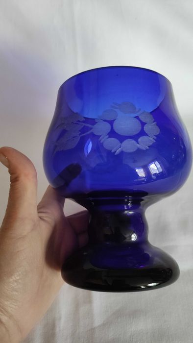 Цветна кристална ваза тип чаша с масивна основа