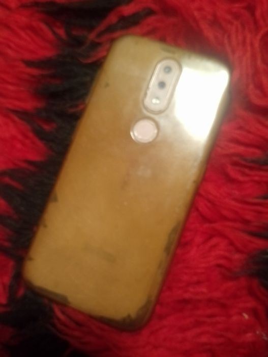 Nokia 2.4 spukano v lqvo dolu staklo i zaden kapak napukan s keis