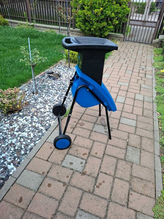 Vand masina de tocat crengi,buruieni, germana.