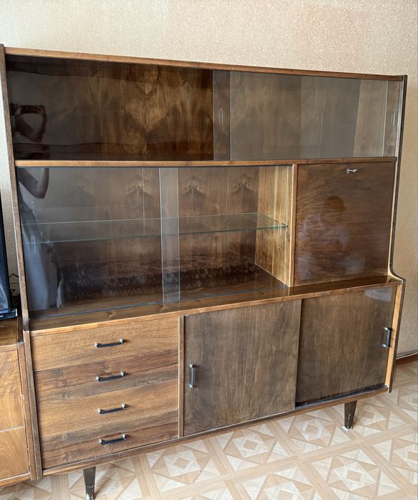 винтажный шкаф-сервант