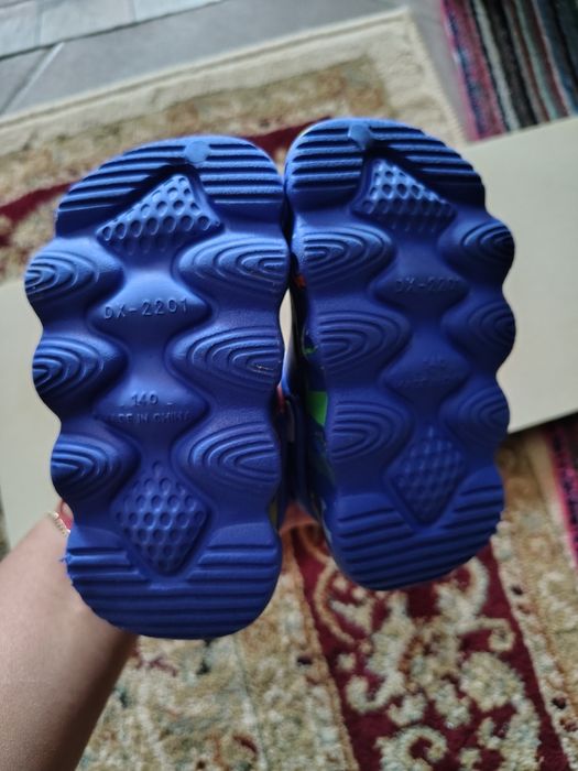 Vând papuci baietel