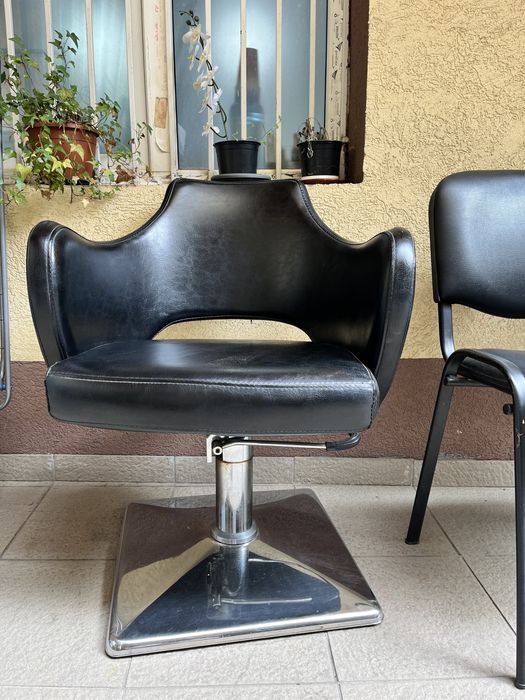 Scaun coafor negru, calitate buna. In conditii  bune. Preluare personala Bucuresti.