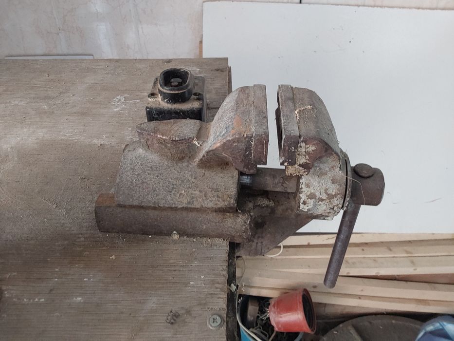 Стол с тисками и станок точильный