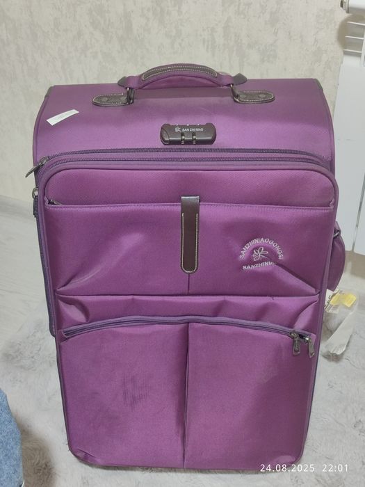 Чемодан дорожный в хорошем состоянии