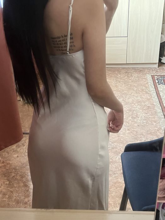 атласное белое длинное платье