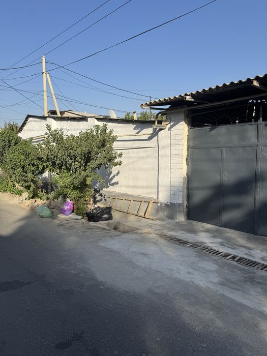 Uy sotiladi 4.35 sotix 10 ta xona uglavoyda joylashga