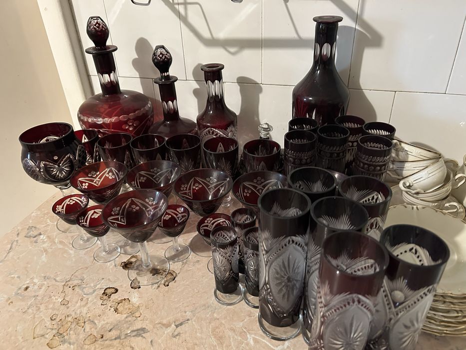 Serviciu din cristal roșu rubin gravat