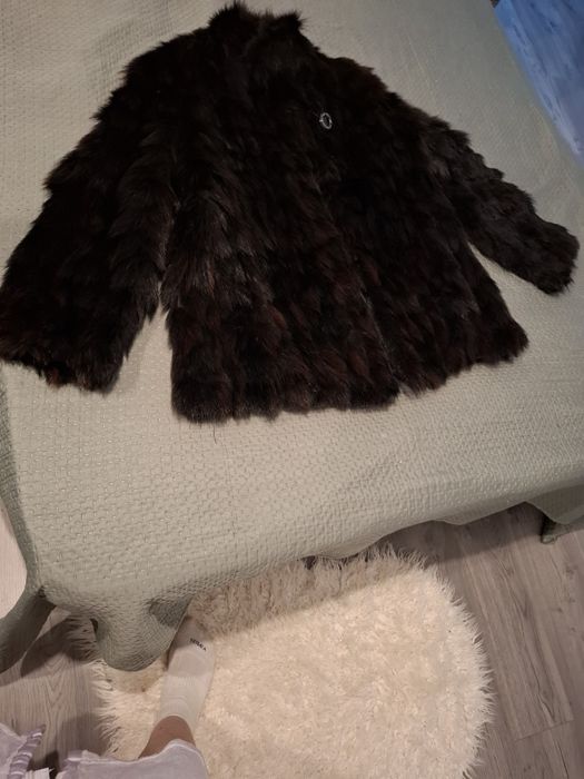 Haina blana de vizon măsoară din umăr pana jos 78 cm