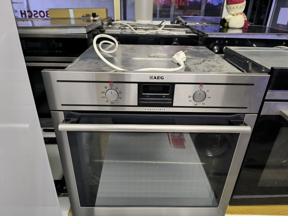 Фурна AEG BE3002001M - 9 функци с вентилатор и още екстри от към часовника.