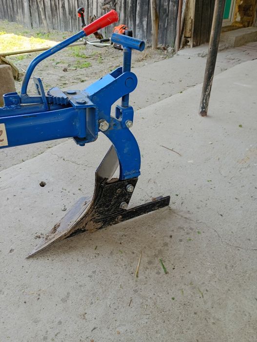 Vând plug motocultor