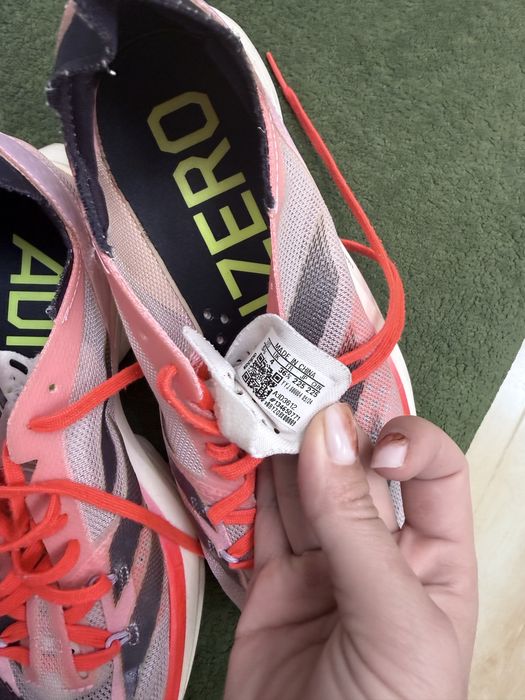 Оригинальные беговые кроссовки Adidas.