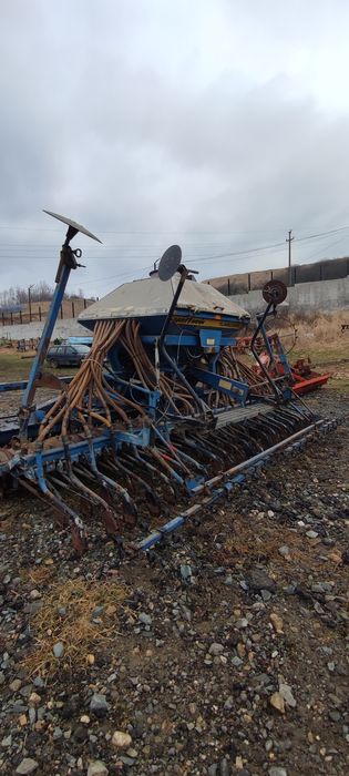 Vând freze cu semănători