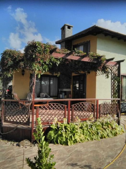 къща с двор на морето