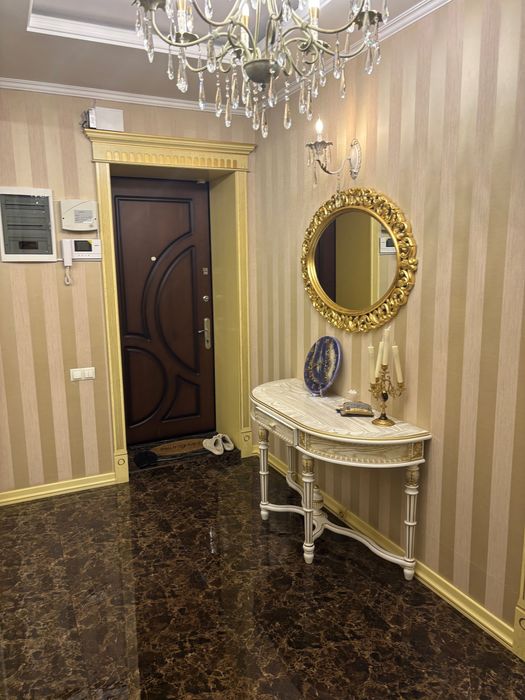 3х комнатная возле метро Космонавты