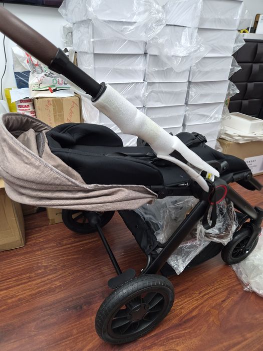 Детская коляска со всеми удобствами