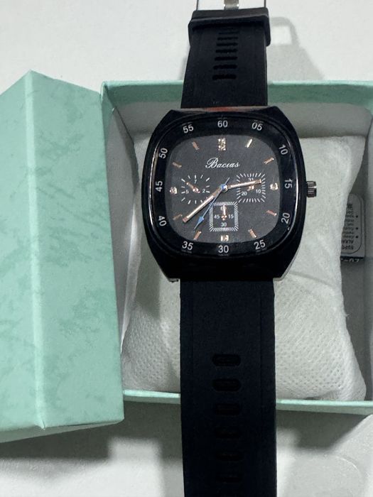 Часы кварцевые продам