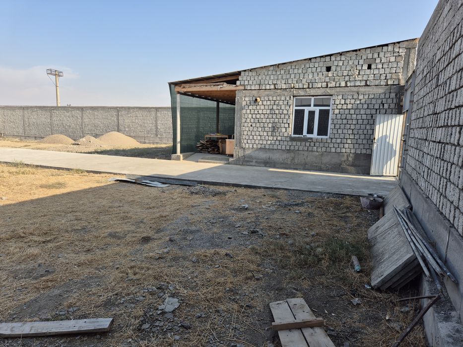 Sirdaryo shaharda 20 sothli tayor bino sotiladi